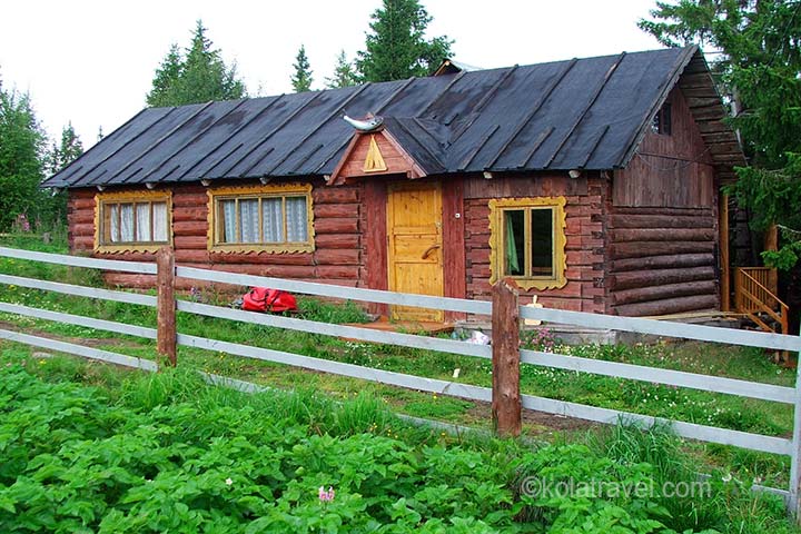Рыбалка на атлантического лосося на реке Варзуга. Проживание в гостевом доме в селе, трехразовое питание. Доставка на лодке к месту рыбалки и обратно.