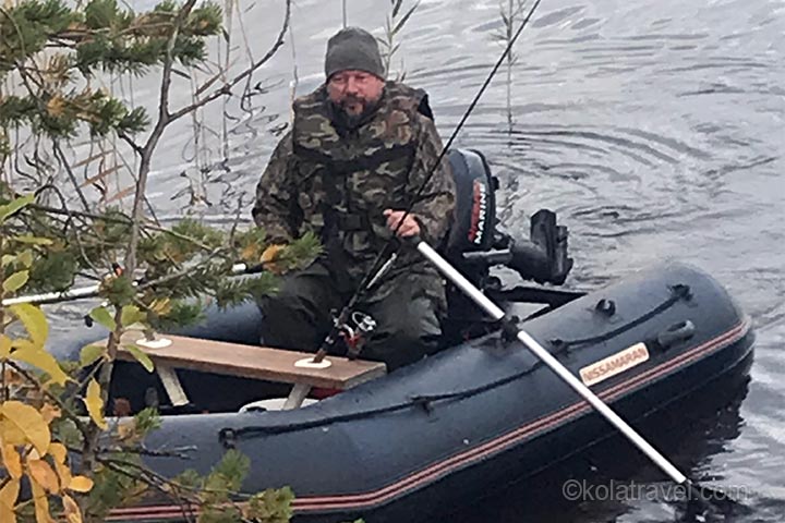Рыбалка с лодки на озере Умбозеро и (или) на лесных озерах и реках (в зависимости, где лучше будет клев), методом троллинг. Ловятся кумжа, палия, голец, хариус, окунь, щука...