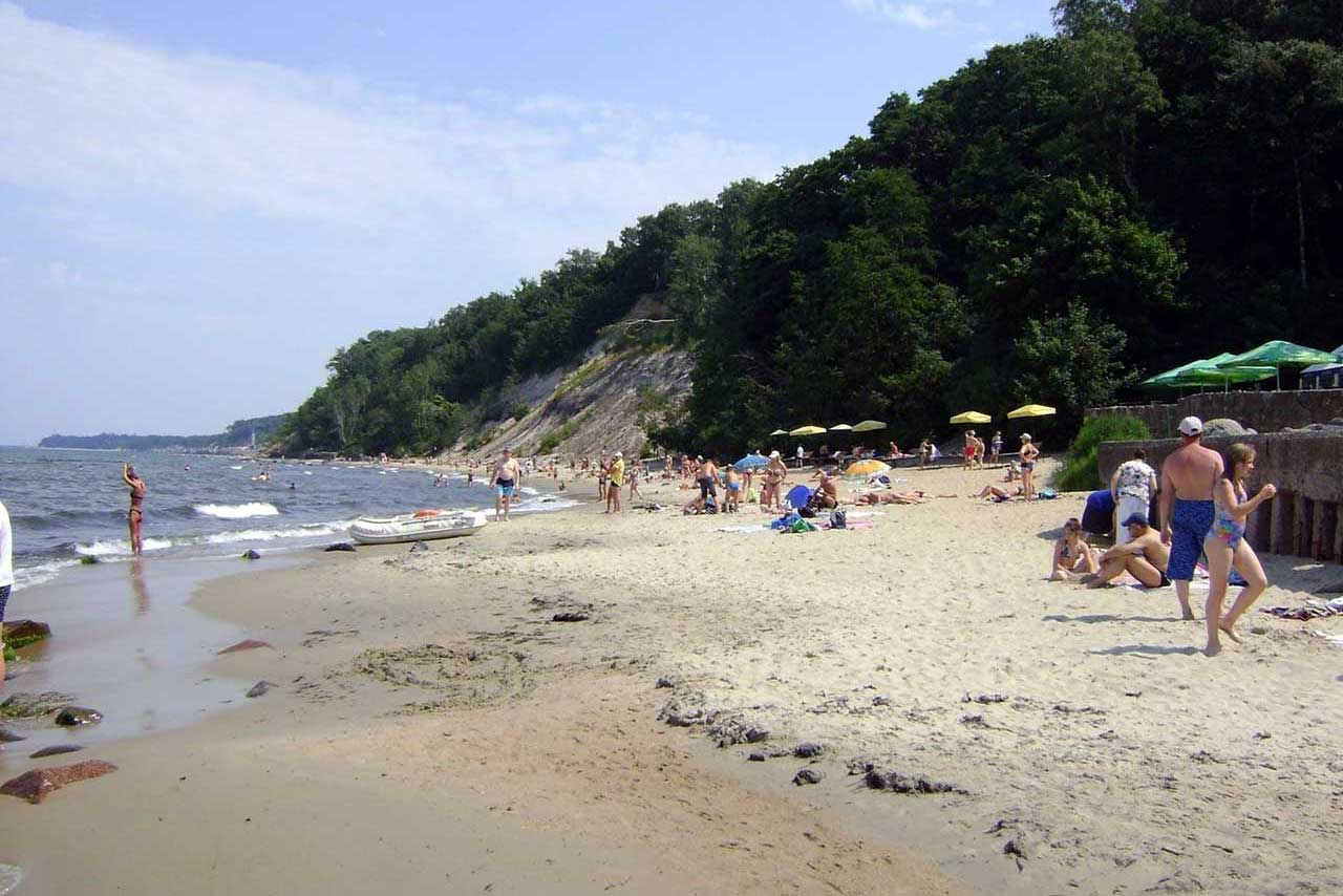 Just rent your second home on the coast of the Baltic Sea in Svetlogorsk town, Kaliningrad region. It takes 5 minutes to walk along an alley through a shady park to a tranquil sandy beach. You can reach the Svetlogorsk Promenade walking along the shore.